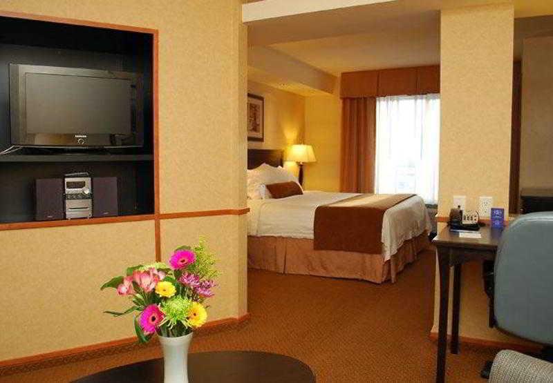 Fairfield Inn & Suites By Marriott Kelowna Room photo